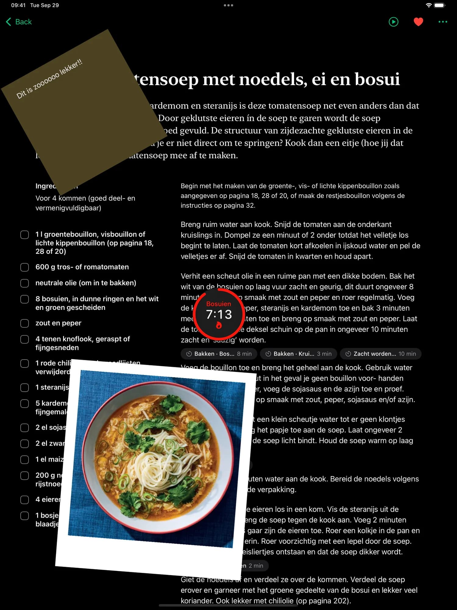 Een recept voor tomatensoep op iPad met een notitie, de foto van het gerecht op de pagina en een lopende timer, naast hetzelfde recept op iPhone