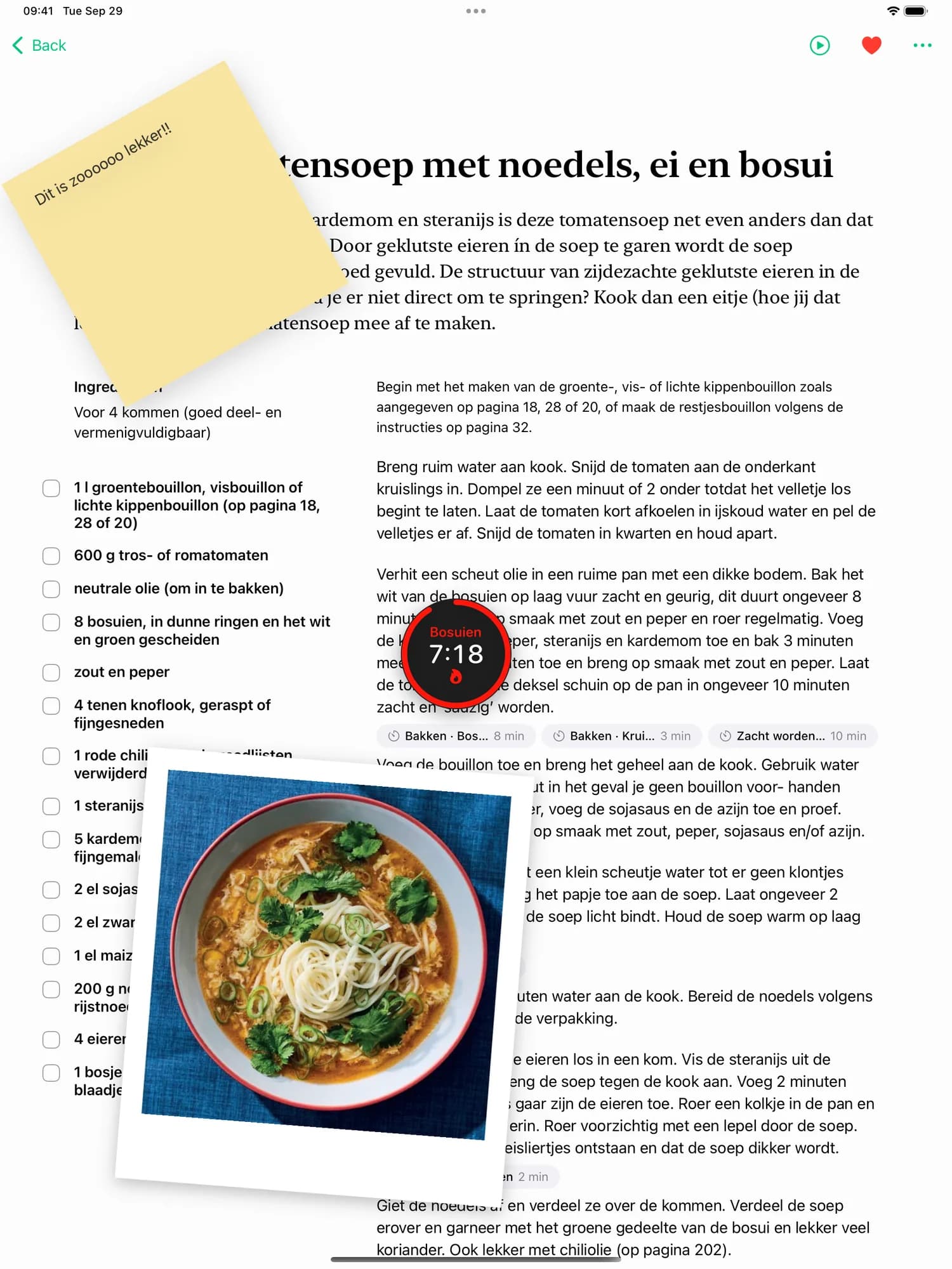 Een recept voor tomatensoep op iPad met een notitie, de foto van het gerecht op de pagina en een lopende timer, naast hetzelfde recept op iPhone